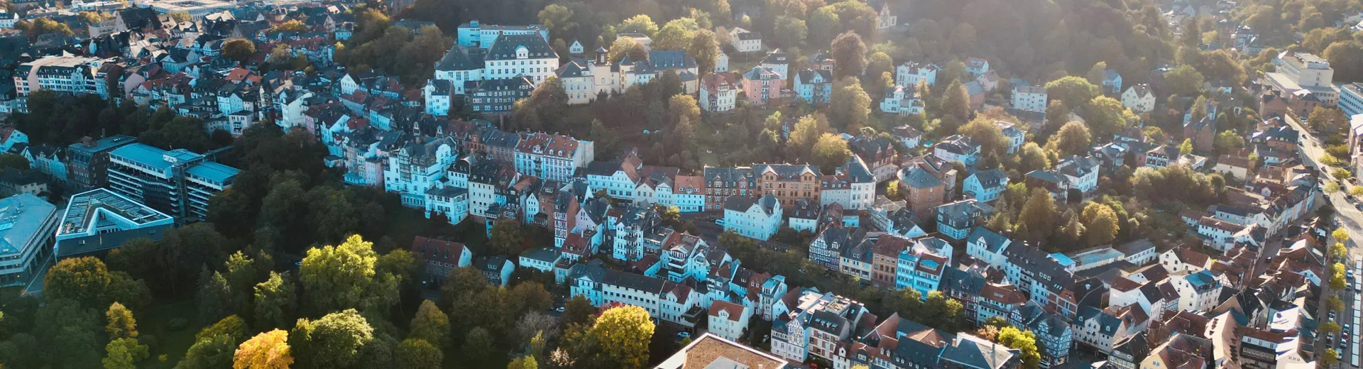 Marburg aus der Luft fotografiert. Verteilseite Bauen und Wohnen