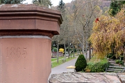 Das Portal des Marburger Hauptfriedhofs.