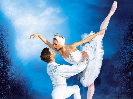 Zwei Balett-Tänzer auf der Bühne. © PTF Deutsch Russische Kulturförderungs GmbH
