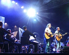 Die Bandmitglieder musizieren auf der Bühne. © Echt Hartmann