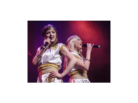Zwei Sängerinnen während der Show. © Creativ Team Veranstaltungs GmbH