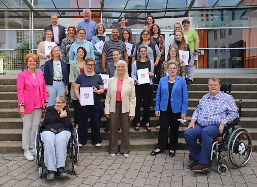 Eine große Gruppe von Personen vorm TTZ, Teilnehmende des Prüfverfahrens Beratung für Alle&nbsp;&copy;&nbsp;Dennis Siepmann, i.A.d. Stadt Marburg