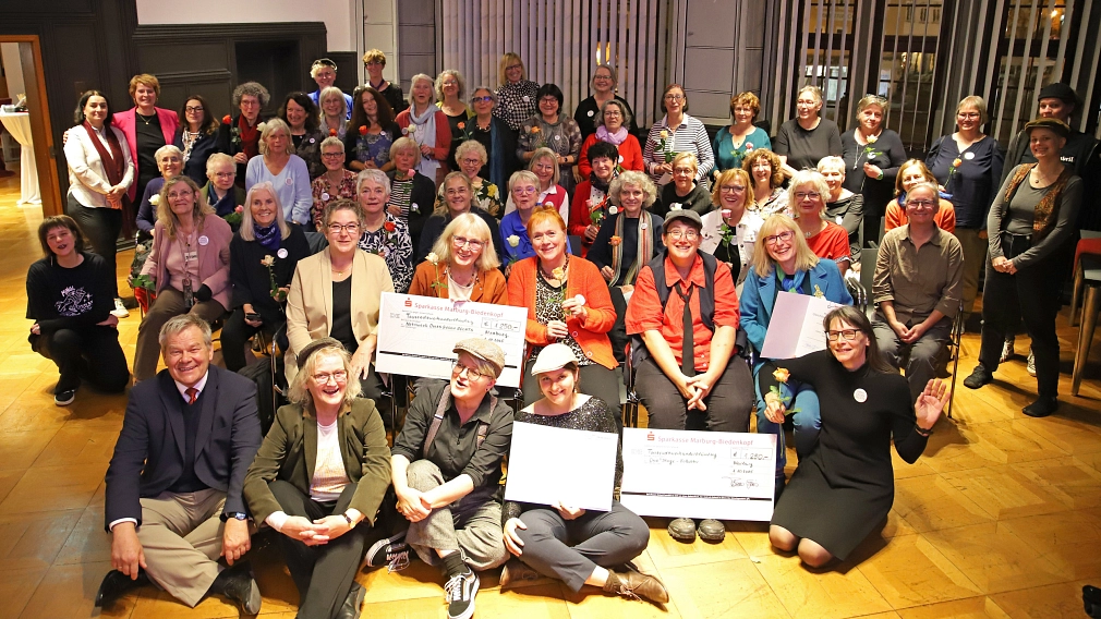 Eine große Gruppe von Personen lächeln in die Kamera.&nbsp;&copy;&nbsp;Stefanie Ingwersen, Stadt Marburg