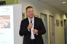 Oberbürgermeister Dr. Thomas Spies eröffnete das Info-Café rund um Fragen zur Demenz. © Universitätsstadt Marburg
