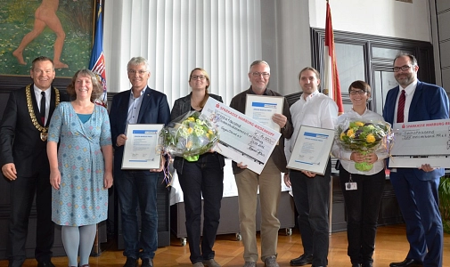 Über den Jürgen-Markus-Preis freuen sich die Blista, Theater GegenStand und das Deutsche Rote Kreuz in Marburg (v. l.): Oberbürgermeister Dr. Thomas Spies, die Vorsitzende des Kuratoriums Susanne Holz, der Vorstandsvorsitzende der Blista Claus Duncker, Am&nbsp;&copy;&nbsp;Stadt Marburg, Tina Eppler