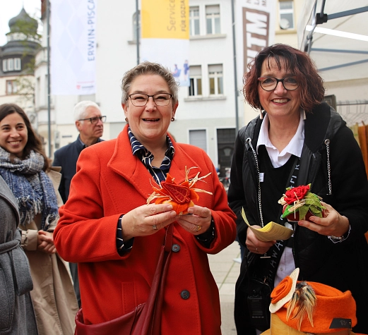 1_KHWM 2024 Das Bild zeigt Stadträtin Frau Dinnebier und Frau Klinge, die Blumen aus Filz in den Händen halten und in die Kamera lächeln.