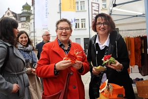 1_KHWM 2024 Das Bild zeigt Stadträtin Frau Dinnebier und Frau Klinge, die Blumen aus Filz in den Händen halten und in die Kamera lächeln.