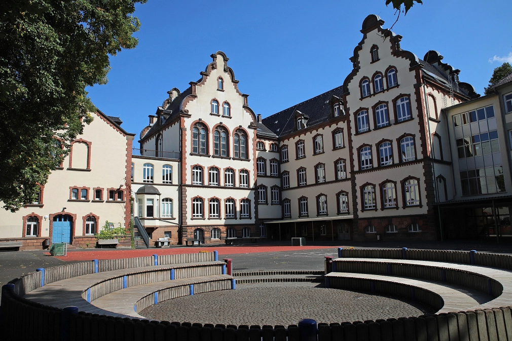 Gebäude und Schulhof der Martin-Luther-Schule.&nbsp;&copy;&nbsp;Stefanie Ingwersen, Stadt Marburg