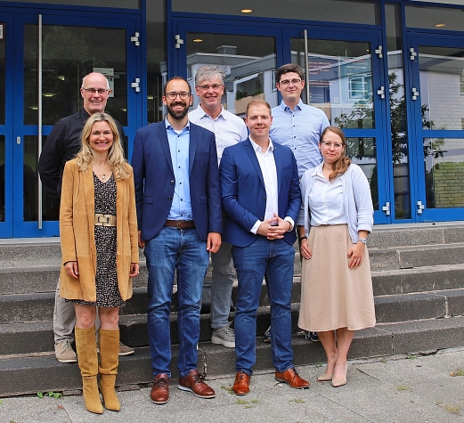 1_pharmakant_innen_ars_foto_stefanie_ingwersen_stadt_marburg__ausschnitt_1__.jpg Das Bild zeigt Menschen die vor einem Gebäude stehen.