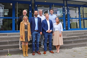 1_pharmakant_innen_ars_foto_stefanie_ingwersen_stadt_marburg__ausschnitt_1__.jpg Das Bild zeigt Menschen die vor einem Gebäude stehen.
