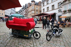 Mittels eines Lastrades wurde das Rote Sofa zu den verschiedenen Standorten transportiert. © Thomas Steinforth, Stadt Marburg
