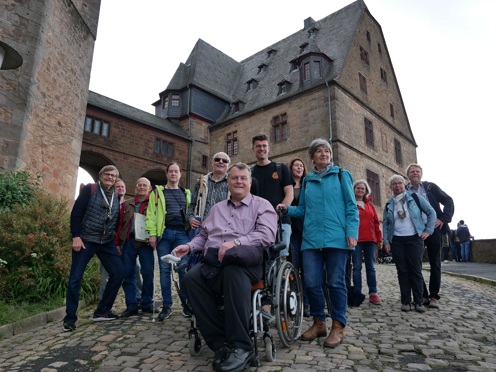Eine Gruppe von Personen vor dem Landgrafenschloss in Marburg&nbsp;&copy;&nbsp;Gesa Coordes, i. A. d. Stadt Marburg