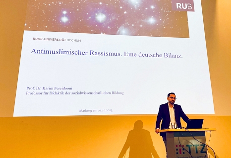 Prof. Dr. Karim Fereidooni spricht bei der TACHELES-Konferenz über antimuslimischen Rassismus in Deutschland. © Simone Batz, Stadt Marburg
