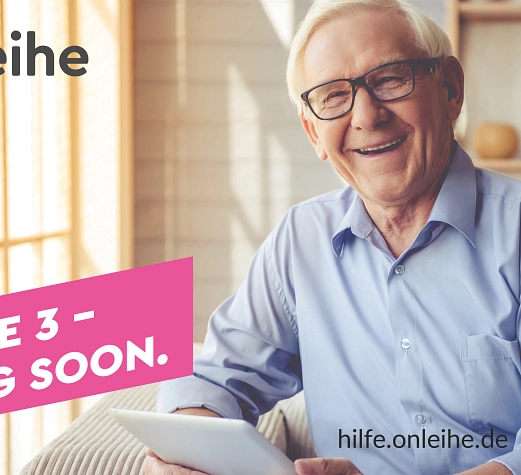2025-onleihe30-comingsoon Älterere Mann mit Brille hält ein Tablet in der Hand
