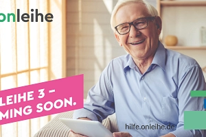 2025-onleihe30-comingsoon Älterere Mann mit Brille hält ein Tablet in der Hand