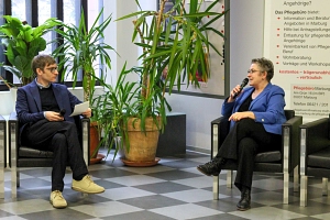25 Jahre Pflegebüro Stadträtin Kirsten Dinnebier sitzt Dr. Heinrich Grebe vom Fachdienst Altenplanung schräg gegenüber und unterhält sich mit ihm.