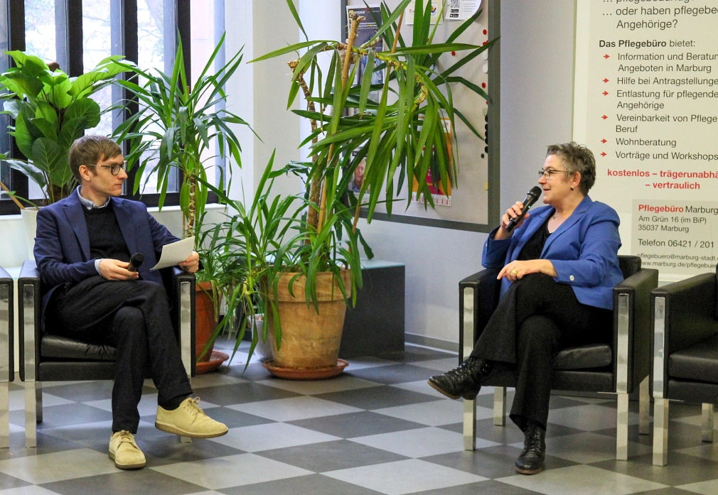 Stadträtin Kirsten Dinnebier sitzt Dr. Heinrich Grebe vom Fachdienst Altenplanung schräg gegenüber und unterhält sich mit ihm.