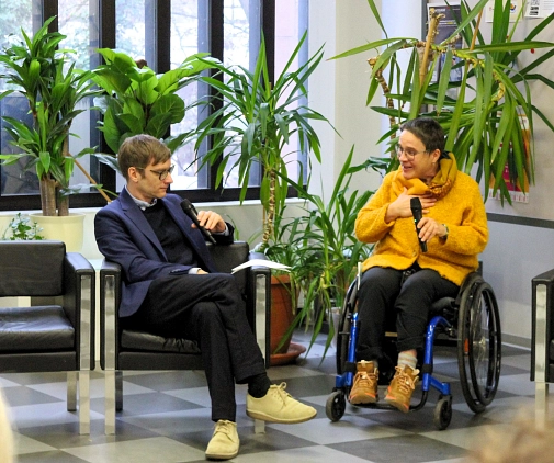 Ulrike Lux vom Fachdienst Soziale Leistungen sitzt schräg gegenüber von Dr. Heinrich Grebe vom Fachdienst Altenplanung. Beide unterhalten sich.