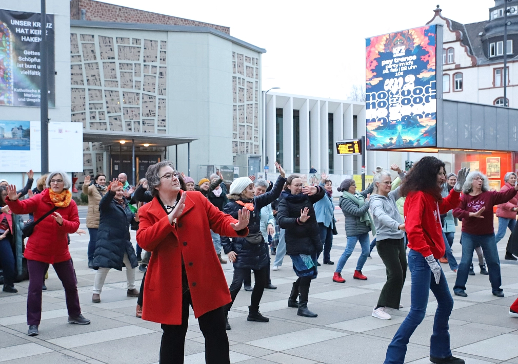 Vor dem Erwin-Piscator-Haus tanzten Menschen die Choreografie zu One Billion Rising - darunter auch Stadträtin Kirsten Dinnebier.&nbsp;&copy;&nbsp;Heike Döhn, i. A. d. Stadt Marburg