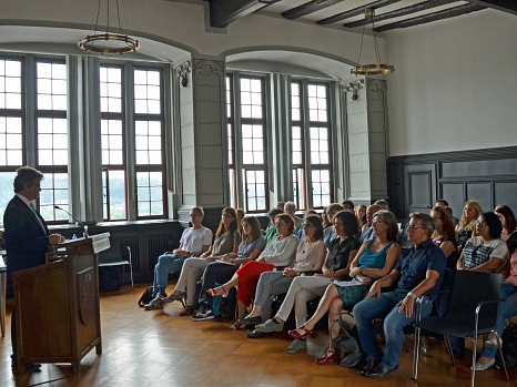Bürgermeister Dr. Franz Kahle (l.) hat die Jubiläumsveranstaltung eröffnet und auf die Verdienste der Universitätsstadt um junge Geflüchtete hingewiesen. © Stadt Marburg, Philipp Höhn