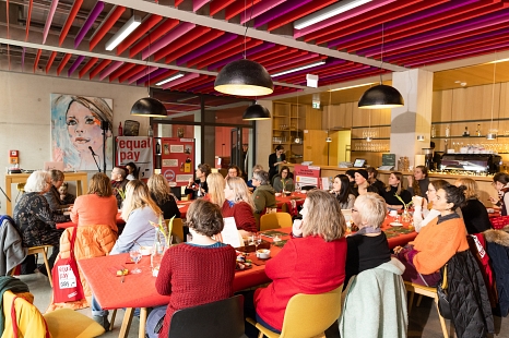 30 Künstlerinnen kamen zum Red Lunch © Anna Scheidemann Photography
