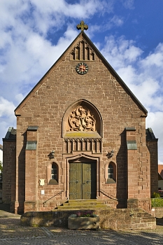 Die katholische Pfarrkirche St. Cyriakus wurde ab 1250 als sogenannte Wehrkirche umfunktioniert und baulich ergänzt. © Georg Kronenberg
