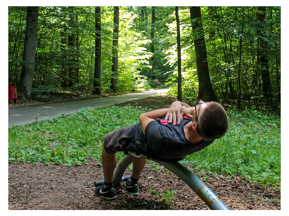 Die Station „Sit Ups“ lädt zum Trainieren von Bauch-, Hüft- und Schultermuskulatur ein.&nbsp;&copy;&nbsp;Stefanie Profus, i.A.d. Universitätsstadt Marburg