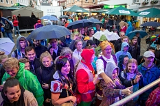 Viele Besucher*innen trotzten dem Regen zur Stadtfesteröffnung, um sich nach dem Fassbieranstich ein Glas Bier abzuholen. Auch kostümierte Drachenbootteams zeigten sich schon. © Patricia Grähling, Stadt Marburg