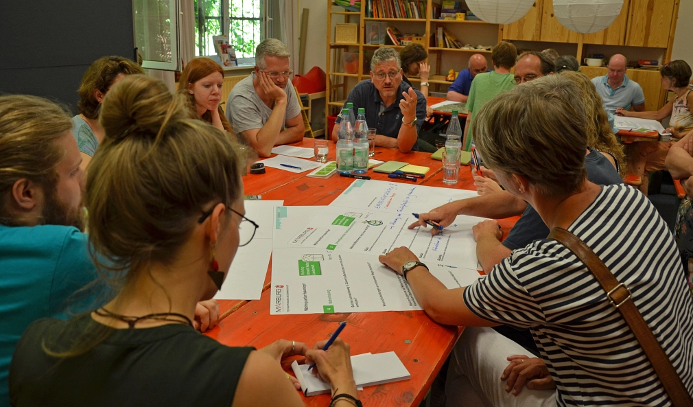 Eifrig diskutieren die Teilnehmer*innen des Workshops an den vier Thementischen.