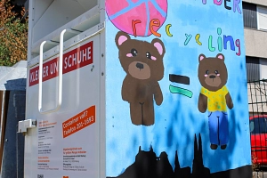 4a der OUS bemalt DBM-Altkleider-Container In dem Bild sieht man einen bemalten Altkleider-Container.