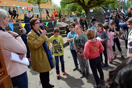 Zurück in der eigenen Grundschule: Stadträtin Kirsten Dinnebier hielt eine kurze Ansprache zum Jubiläum und erinnerte sich an ihre eigene Schulzeit in der Astrid-Lindgren-Schule. © Nadja Schwarzwäller, i.A.d. Stadt Marburg