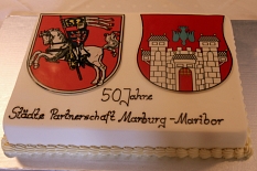 Festakt 50 Jahre Städtepartnerschaft Marburg-Maribor: Eigens zum Jubiläum angefertigt wartete die Partnerschaftstorte darauf, nach dem offiziellen Teil verzehrt zu werden. © Heiko Krause i.A.d. Stadt Marburg