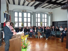 Bürgermeister Dr. Franz Kahle dankte allen für den lebendigen Austausch und die gelebte deutsch-französische Freundschaft. © Tina Eppler, Stadt Marburg