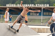 Skater zeigen gekonnt ihre Tricks mit dem Skateboard und begeistern damit das Publikum.
