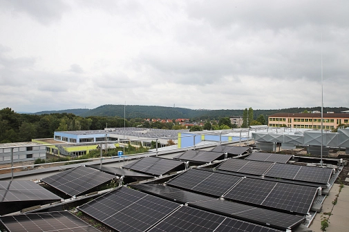 Auf dem Dach sind PV-Anlagen verbaut.