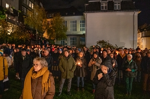 Sie gedenken gemeinsam an die jüdischen Bürger*innen, die im Nationalsozialismus ermordet wurden. © Patricia Grähling, Stadt Marburg