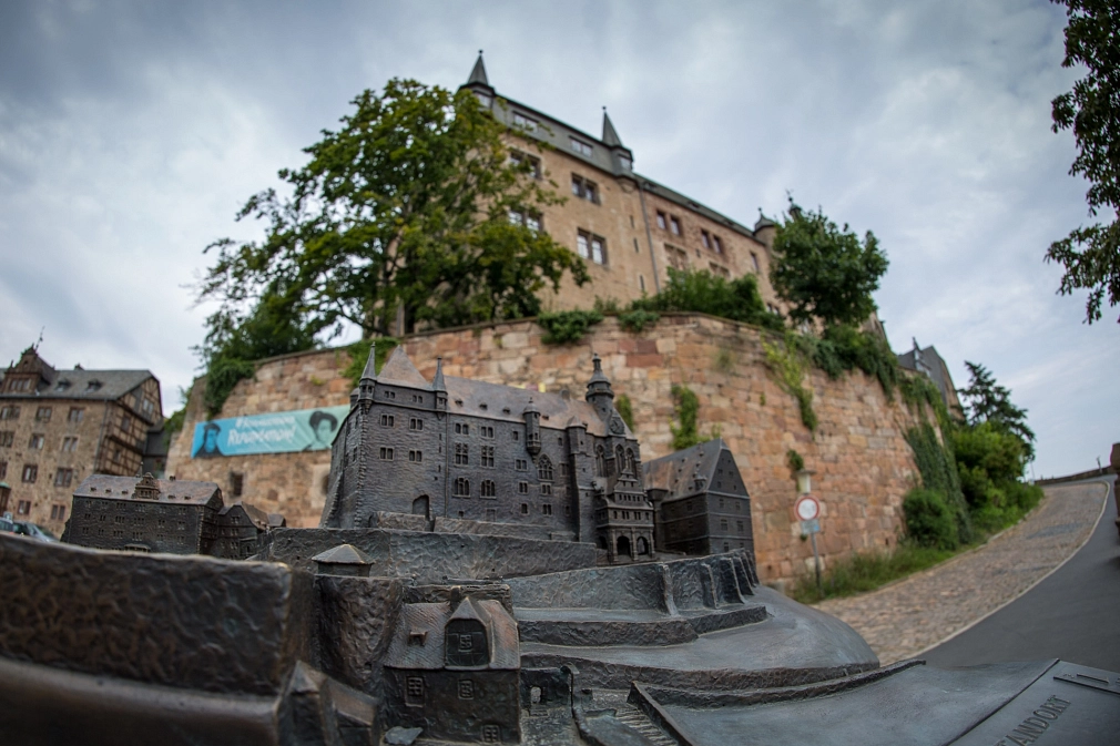 Marburg ist Blindenstadt. Daher hat der Fachdienst Kultur auch für sehbehinderte Menschen einen Themenweg erstellt. Der führt unter anderem zu den Tastmodellen von bekannten Marburger Gebäuden. Das Landgrafenschloss darf hierbei natürlich nicht fehlen.