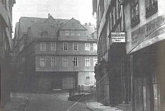 Das abgerissene Haus der Familie Meyer/Rosenberg in der Barfüßerstraße 50. An dieser Stelle, an der sich heute die Sparkasse befindet, wurden die Stolpersteine verlegt. © aus Händler-Lachmann/Thomas Werther