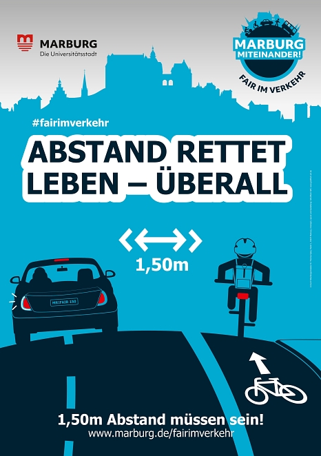 Es handelt sich um ein Plakat. Zu sehen sind ein Auto und eine Person auf einem Fahrrad. Sie fahren beide auf der Straße. Die Aufschrift lautet "#fairimverkehr. Abstand rettet Leben - überall. 1,50 Meter Abstand müssen sein". © GOLDfisch ART, i.A.d. Stadt Marburg