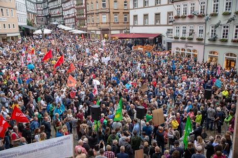 Langer Demonstrationszug durch die Stadt: Rund 7500 Menschen setzten in Marburg ein starkes Zeichen gegen Rechtsextremismus. © Stadt Marburg, Patricia Grähling