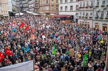 Langer Demonstrationszug durch die Stadt: Rund 7500 Menschen setzten in Marburg ein starkes Zeichen gegen Rechtsextremismus.