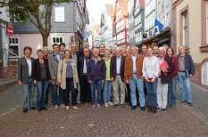Bürgermeister Dr. Franz Kahle (links) traf sich mit den Vertreterinnen und Vertretern der Außenstadtteil zu einer ersten Sitzung. Am Donnerstag beginnen die öffentlichen Ortsrundgänge zur Dorfentwicklung. © Stadt Marburg