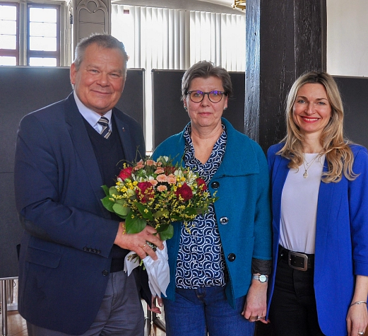 Der Oberbürgermeister überreicht zusammen mit der Bürgermeisterin Susanne Hofmann einen Blumenstrauß.