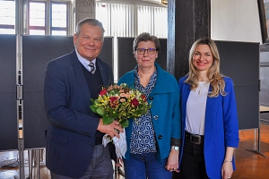 Abschied Susanne Hofmann Der Oberbürgermeister überreicht zusammen mit der Bürgermeisterin Susanne Hofmann einen Blumenstrauß.