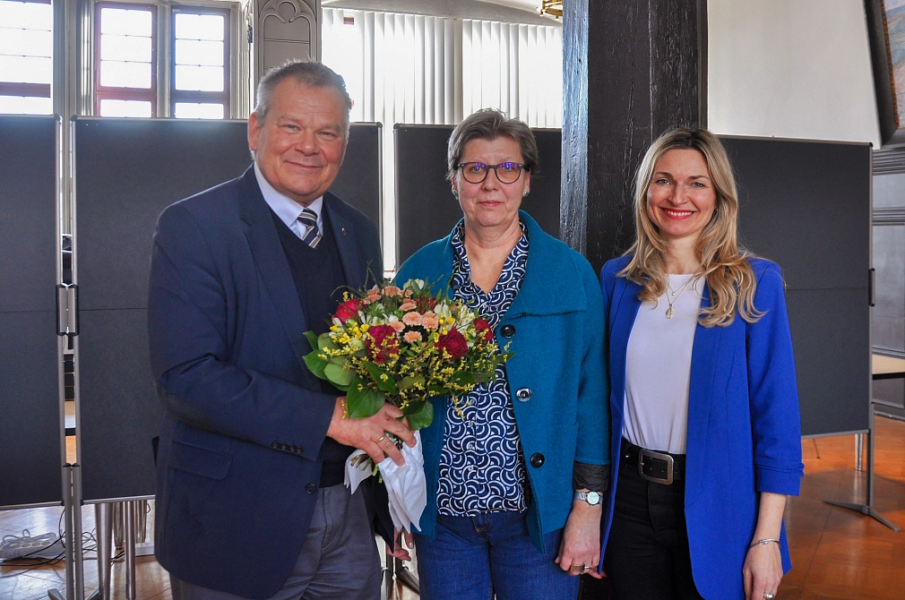 Der Oberbürgermeister überreicht zusammen mit der Bürgermeisterin Susanne Hofmann einen Blumenstrauß.