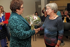 Stadträtin Kirsten Dinnebier dankte Jeanette Heide für ihre Verdienste zum Abschied mit einem Blumenstrauß. © Stadt Marburg, Heiko Krause
