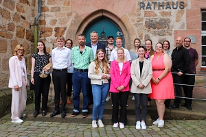 Abschluss_Azubis_1_Foto Lena-Johanna Schmidt, Stadt Marburg.jpg Gruppenfoto der ehemaligen Auszubildenden mit Oberbürgermeister Dr. Thomas Spies und Vertreter*innen aus der Stadtverwaltung, vom Personalrat, von der Jugend- und Auszubildendenvertretung (JAV) sowie von der Praxis GmbH.