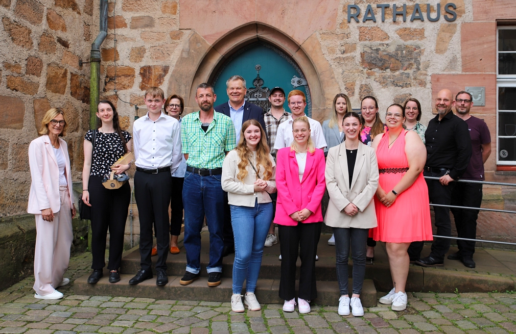 Gruppenfoto der ehemaligen Auszubildenden mit Oberbürgermeister Dr. Thomas Spies und Vertreter*innen aus der Stadtverwaltung, vom Personalrat, von der Jugend- und Auszubildendenvertretung (JAV) sowie von der Praxis GmbH.&nbsp;&copy;&nbsp;Lena-Johanna Schmidt, Stadt Marburg