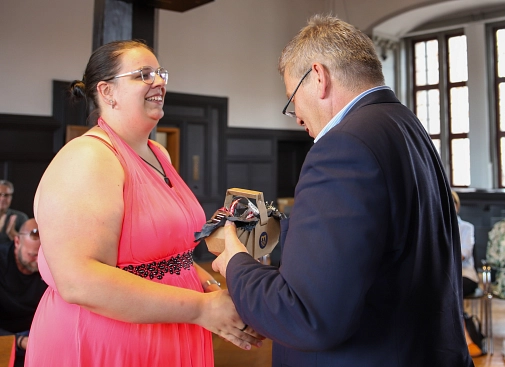 Eine der Auszubildenden wird von Oberbürgermeister Dr. Thomas Spies gratuliert.&nbsp;&copy;&nbsp;Lena-Johanna Schmidt, Stadt Marburg