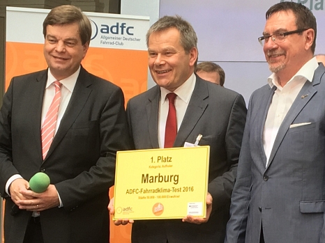 Enorm verbessert: Oberbürgermeister Dr. Thomas Spies hat den ersten Preis für die Universitätsstadt Marburg im ADFC-Fahrrad-Klima-Test in der Kategorie „Aufholer“ entgegengenommen. © ADFC